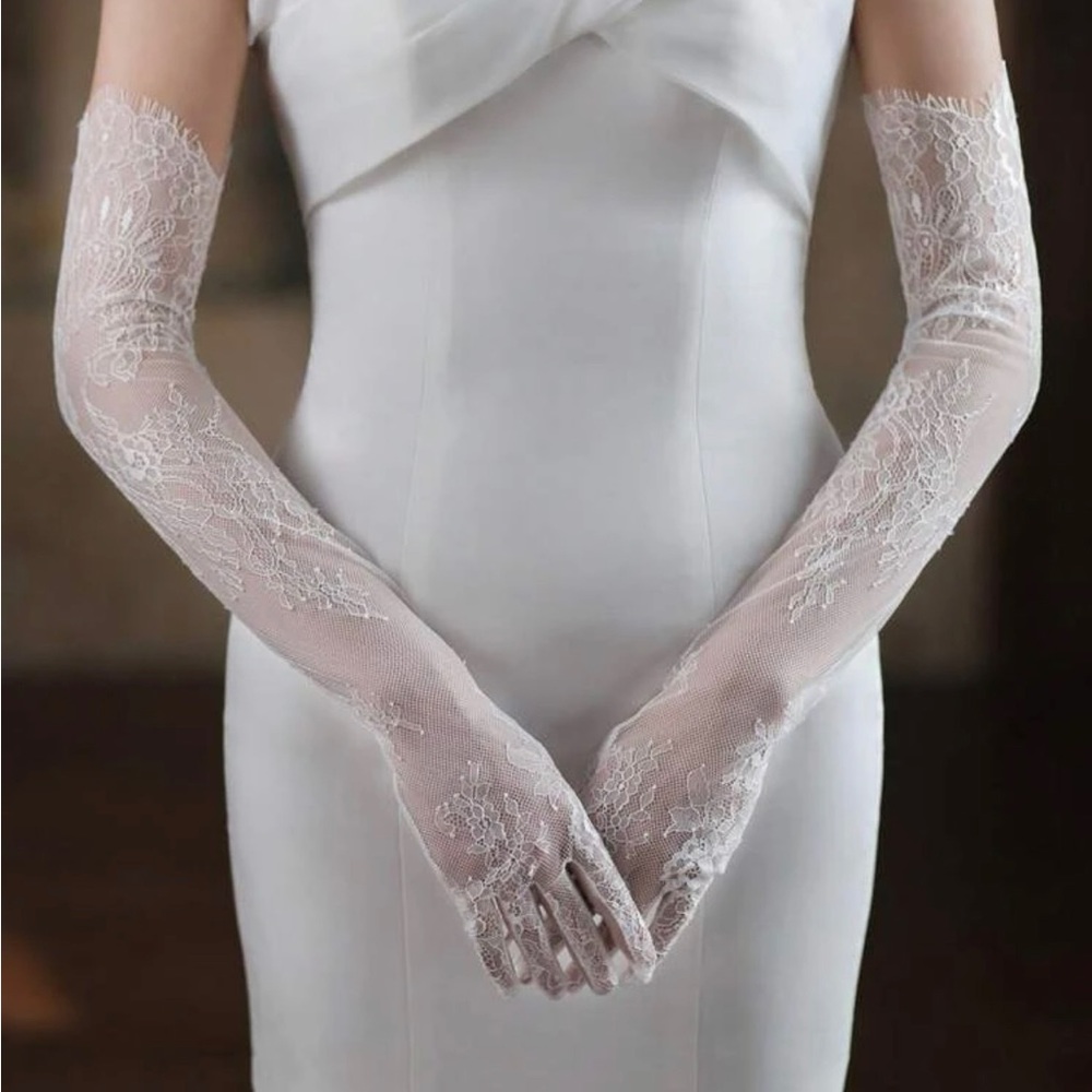 Dainty Lace Bridal Gloves